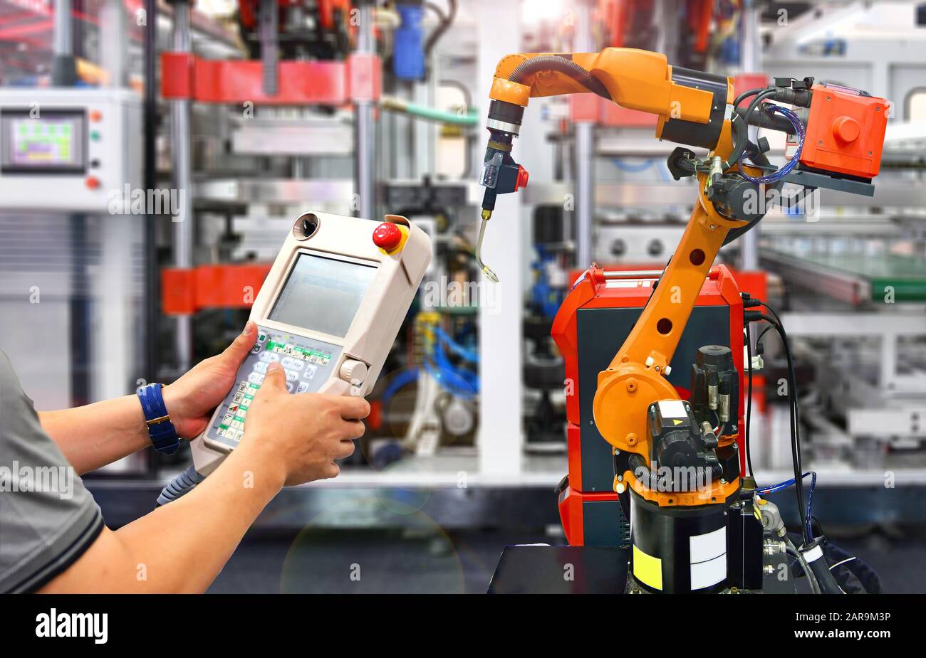 I progettisti controllano e controllano i moderni robot di saldatura per automazione di alta qualità ARM presso l'industria Foto Stock