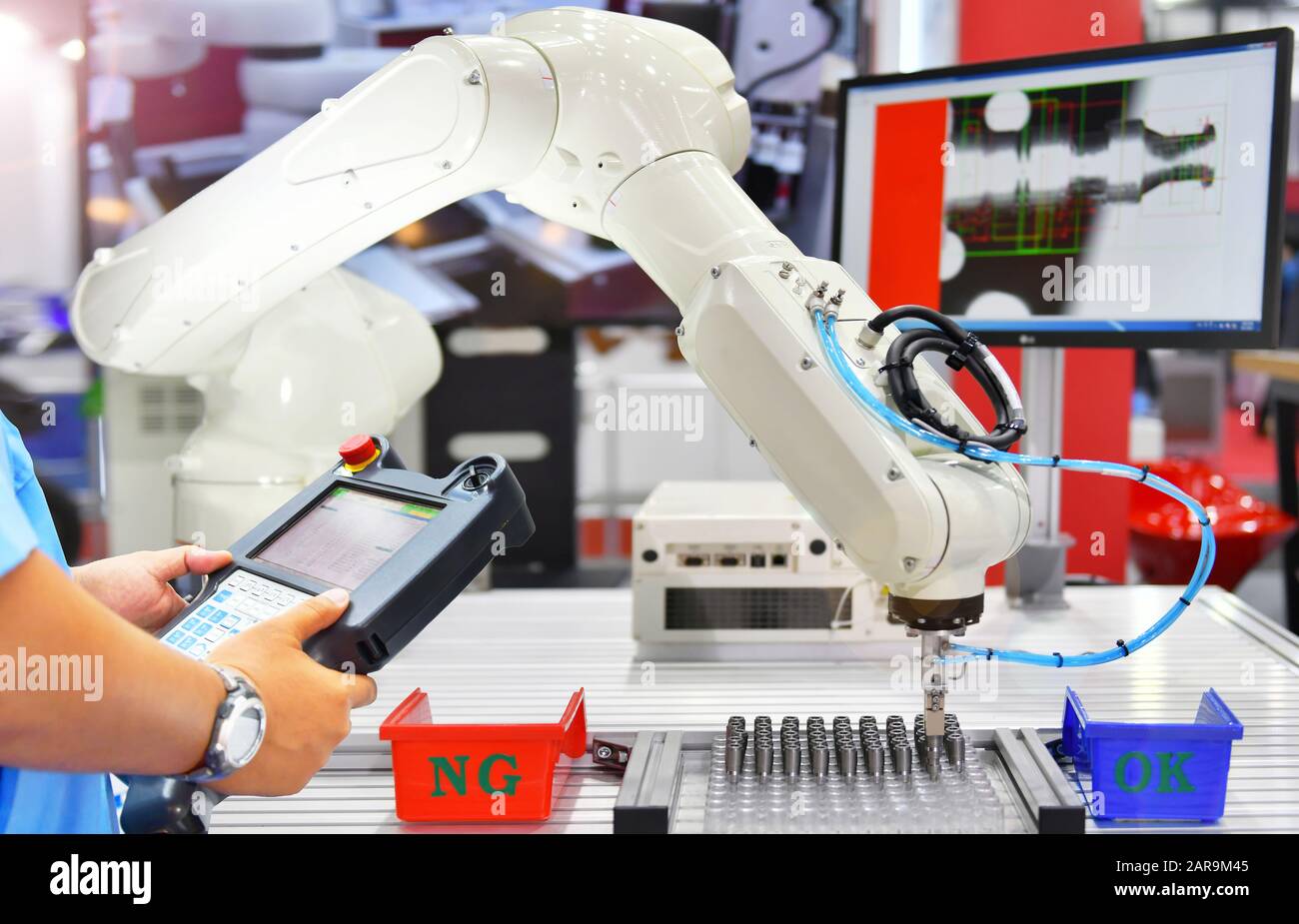 Automazione di controllo e controllo del tecnico Moderno sistema Robot in fabbrica, Industry Robot Concept . Foto Stock