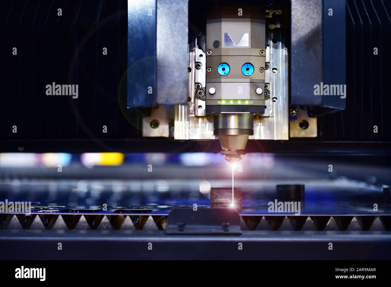 Industrial macchina per taglio laser mentre il taglio della lamiera con la luce scintillante. Foto Stock
