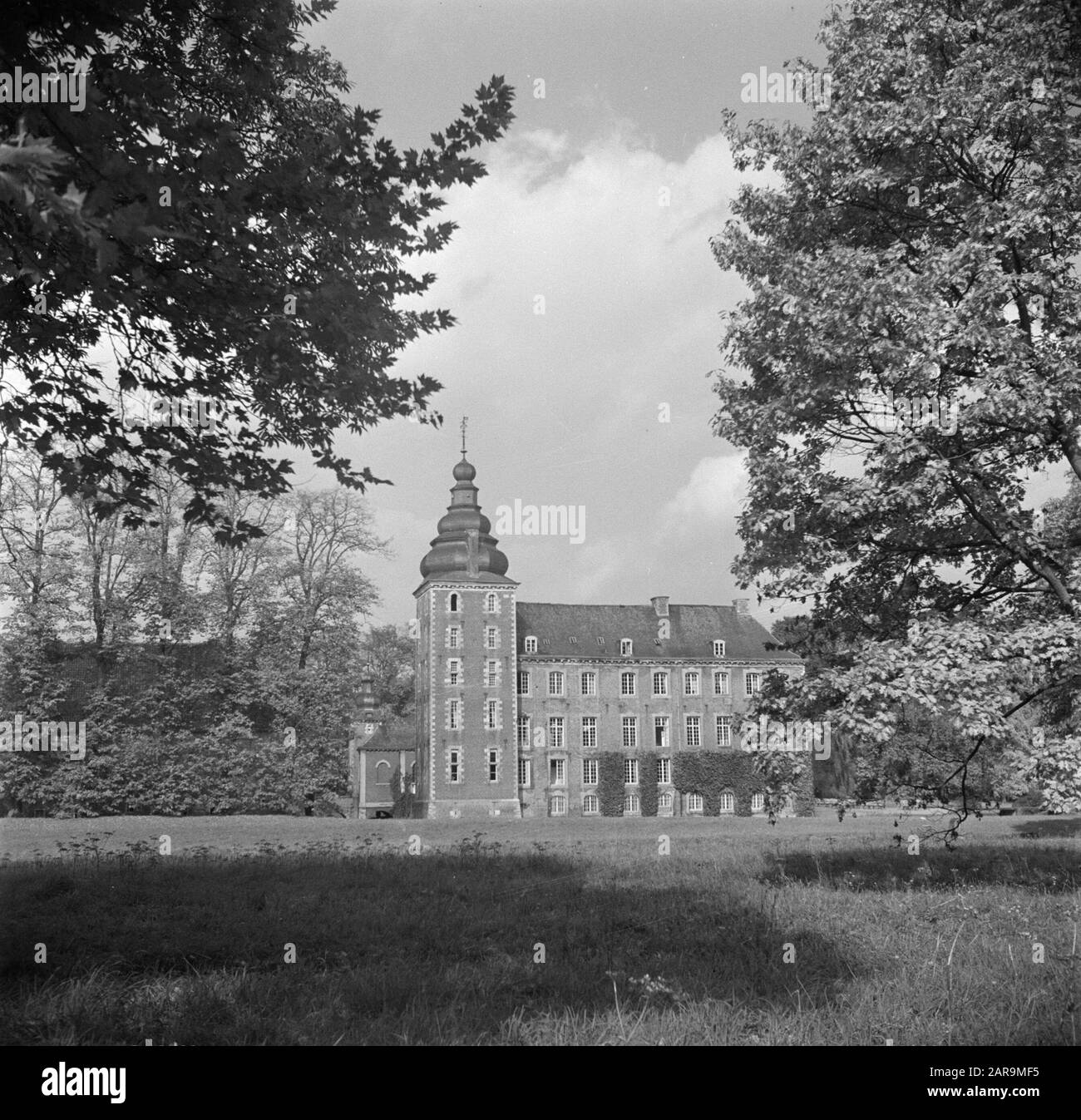 Zuid-Limburg Vista della torre e edifici adiacenti del castello Neubourg a Gulpen Data: 1 settembre 1952 Località: Gulpen, Limburg, Olanda Parole Chiave: Castelli Foto Stock