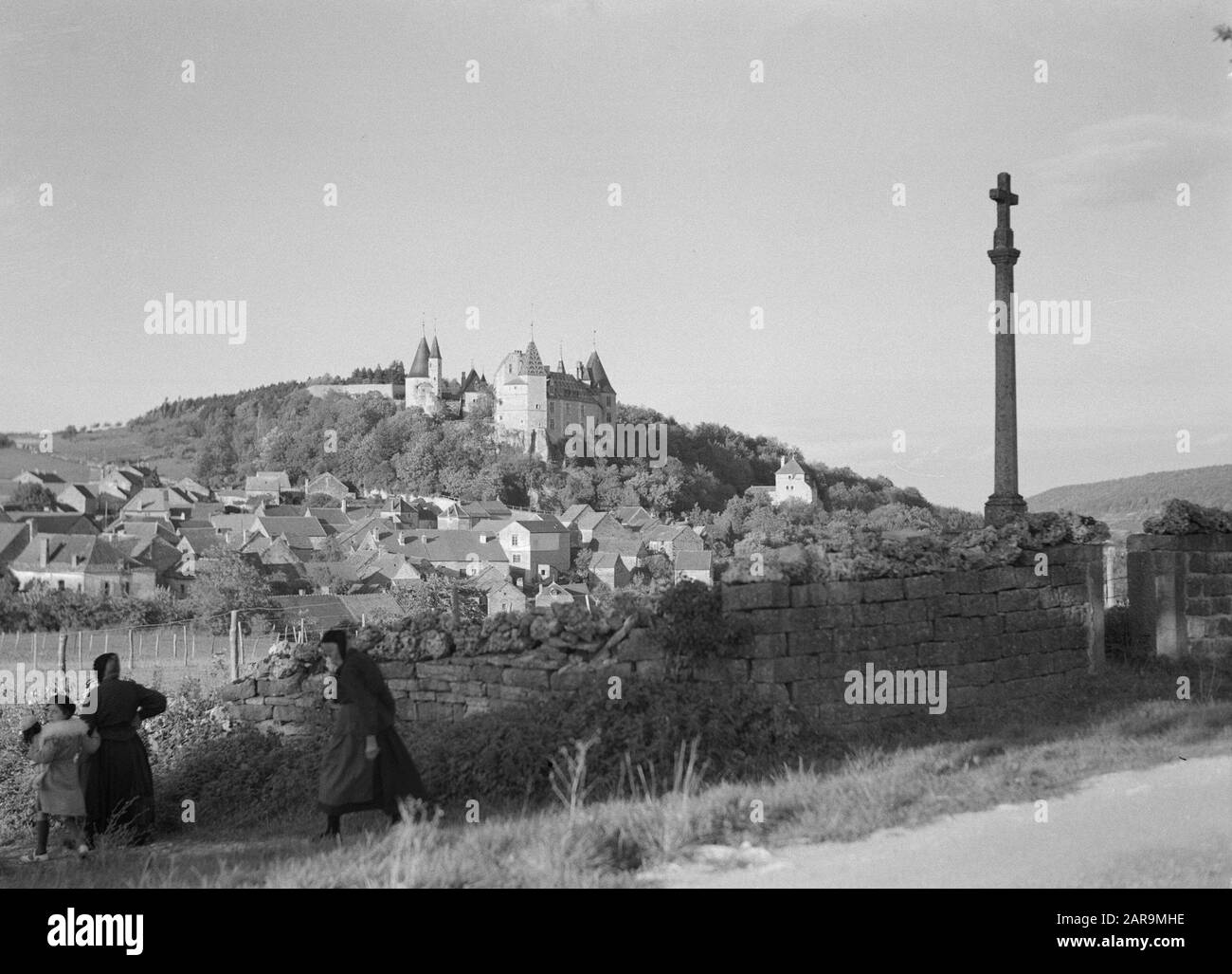Regione del vino - Beaujolais Vista di la Rochepot, un villaggio vicino a Beaune con un castello del 13th secolo Data: 1935 posizione: Borgogna, Francia Parole Chiave: Panoramiche Foto Stock