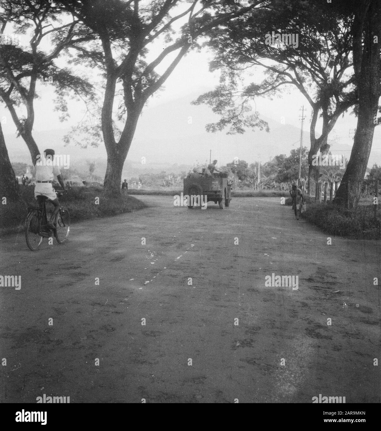 Magelang en dintorni [Vista del raccordo a T, su cui gira un veicolo militare] Data: 13 febbraio 1949 luogo: Indonesia, Indie Orientali olandesi Foto Stock