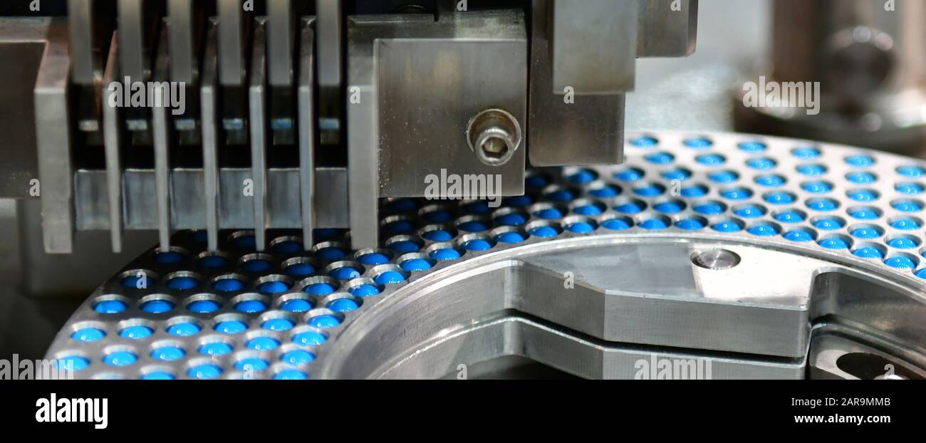 Capsula blu medicina pillola linea di produzione farmaceutica industriale concetto. Foto Stock