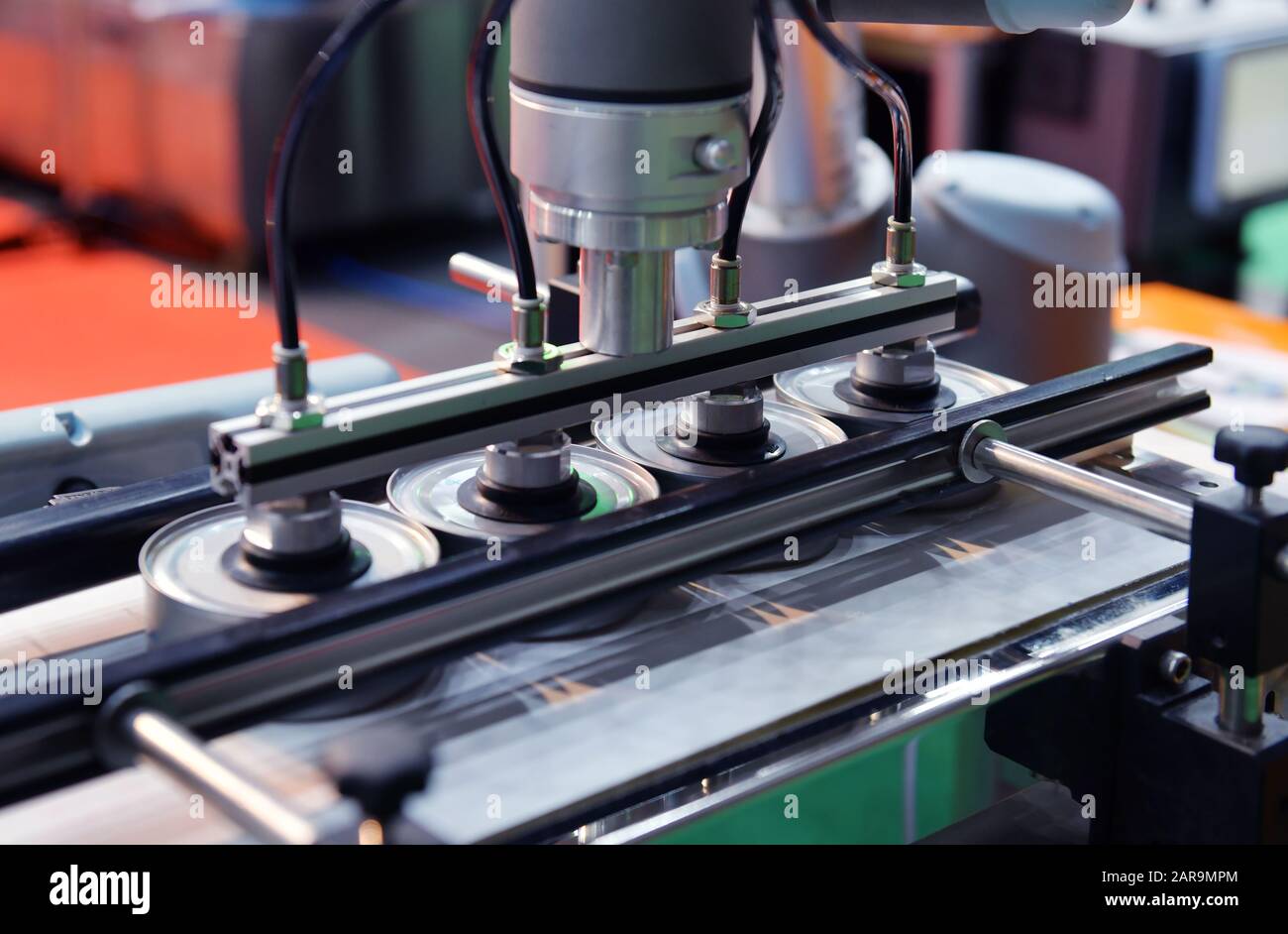 Le lattine di alluminio per alimentare la linea di produzione in fabbrica a macchina del convogliatore Foto Stock