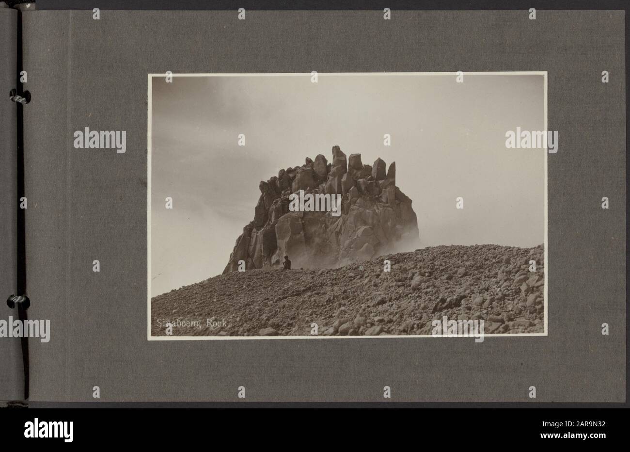 Album fotografico Deli Maatschappij: Hotel Brastagi Seduto uomo di fronte a una roccia sulla montagna Sinaboeng Sinaboeng Rock Annotation: Text in photo: Sinaboeng Rock Date: 1 January 1920 Location: Indonesia, Dutch East Indies, Sinabung, Sumatra Keywords: Autochtonen, montagne, rocce Foto Stock