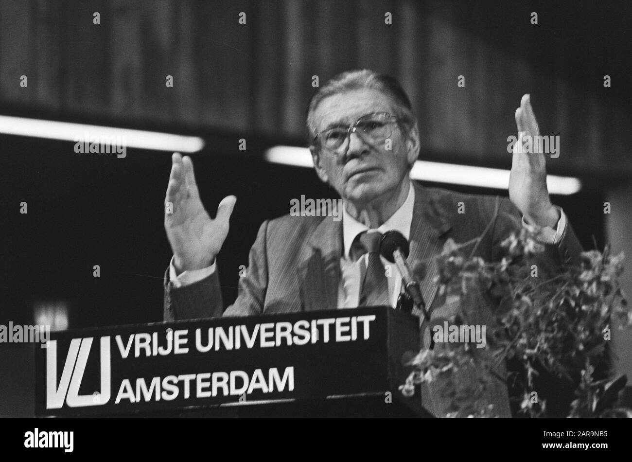 Il reverendo sudafricano Beyers Naude parla a VU; ds. F. Beyers Naude, Headline Data: 12 Giugno 1985 Parole Chiave: Dominee Nome: Beyers Naude Foto Stock