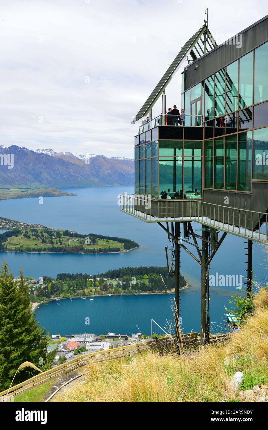 Queenstown, NZ - 17 NOVEMBRE: Visitatori a Queenstown il 17 novembre 2014. E' una delle destinazioni di viaggio piu' popolari in Nuova Zelanda, conosciuta per il suo ristorante Foto Stock