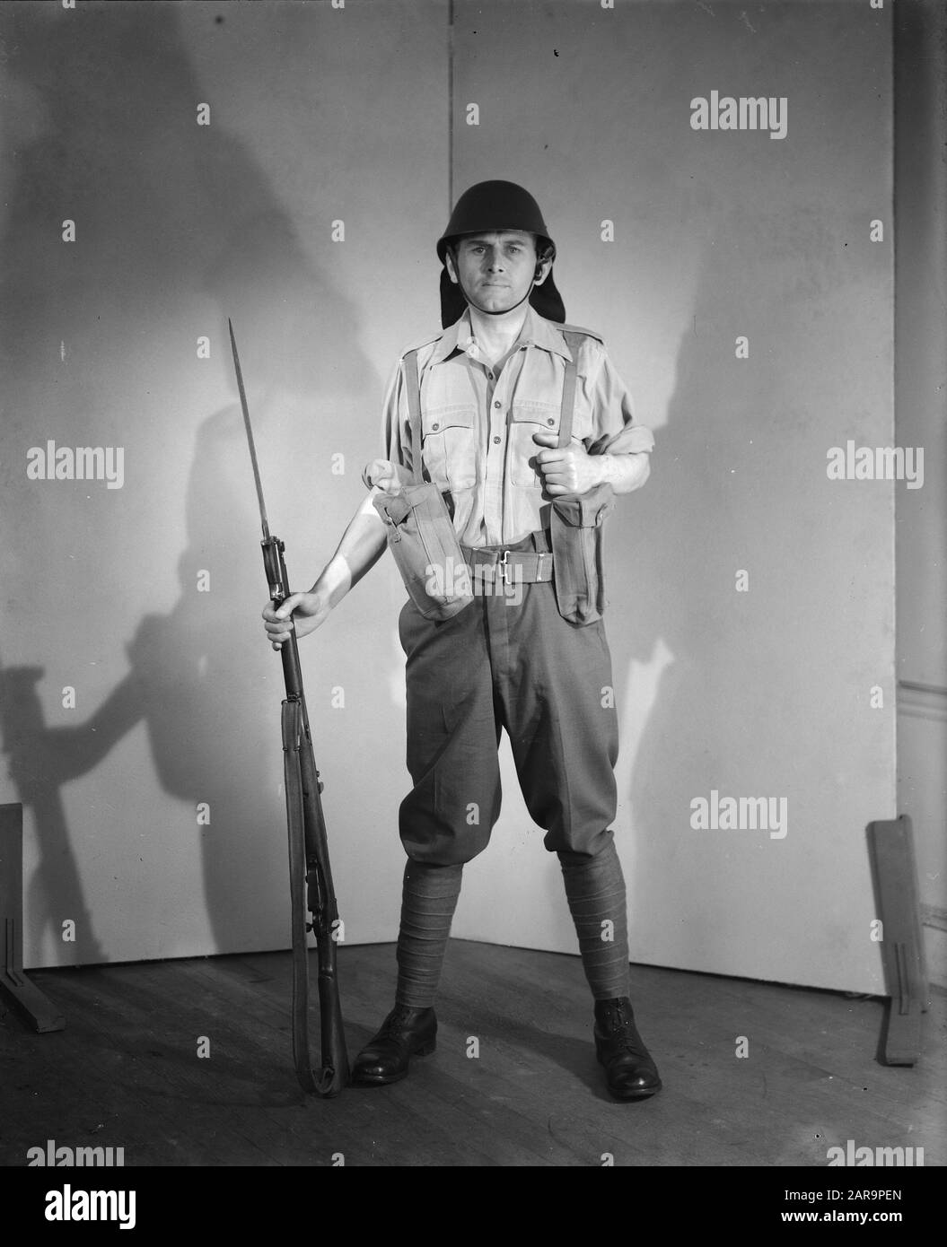[Serie scatti in studio con l'uomo in equipaggiamento militare del KNIL] Data: Dicembre 1942 posizione: Gran Bretagna Parole Chiave: Militare, Seconda guerra mondiale, uniformi Foto Stock