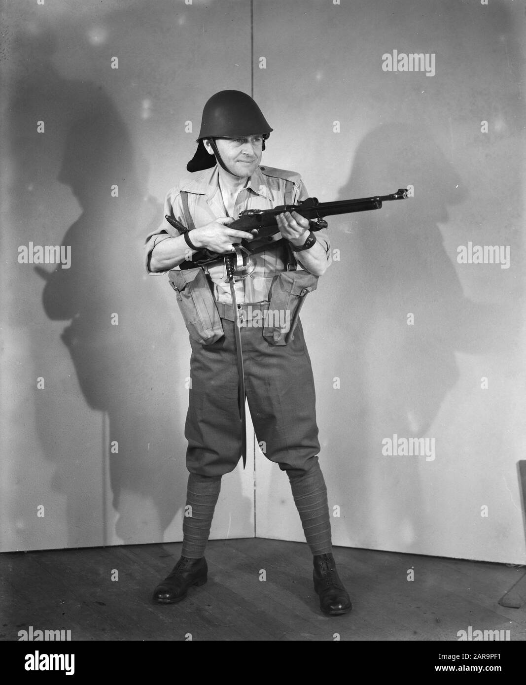 [Serie scatti in studio con l'uomo in equipaggiamento militare del KNIL] Data: Dicembre 1942 posizione: Gran Bretagna Parole Chiave: Militare, Seconda guerra mondiale, uniformi Foto Stock