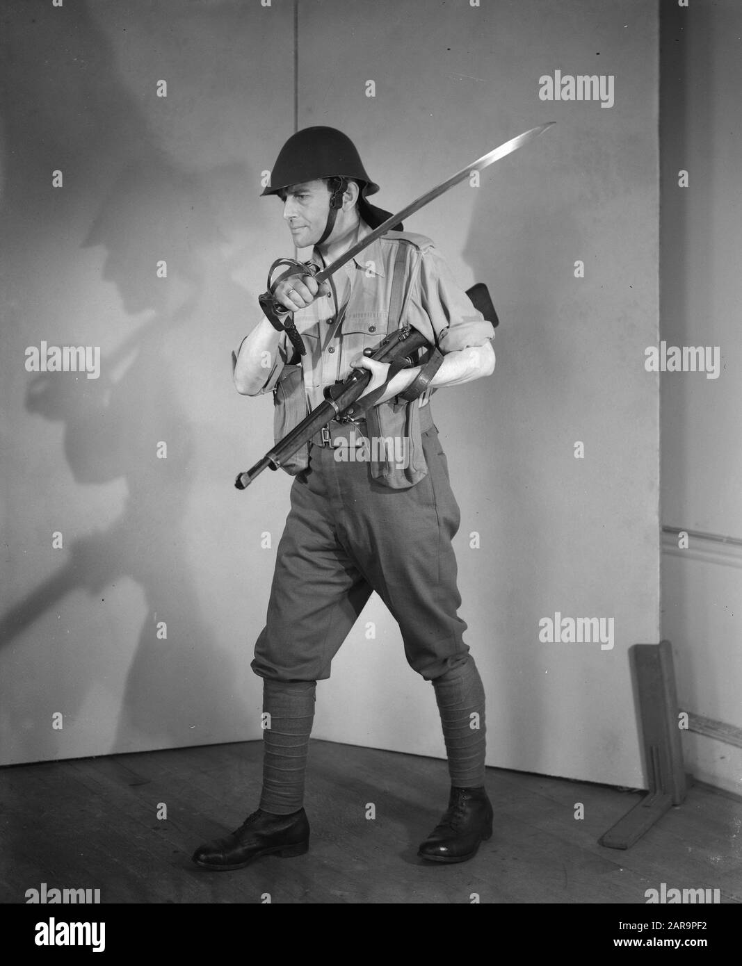 [Serie scatti in studio con l'uomo in equipaggiamento militare del KNIL] Data: Dicembre 1942 posizione: Gran Bretagna Parole Chiave: Militare, Seconda guerra mondiale, uniformi Foto Stock