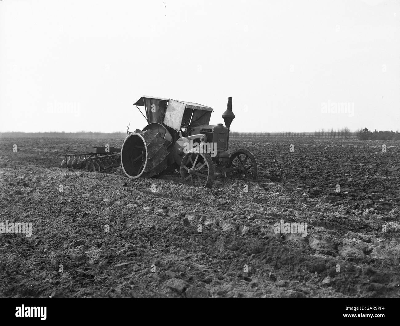 Data: Parole Chiave non utilizzate: Bland, livellare, lavorare, lavorare, radere, trattori, alare, alare, lavorare, estrarre, trattori, alare Foto Stock