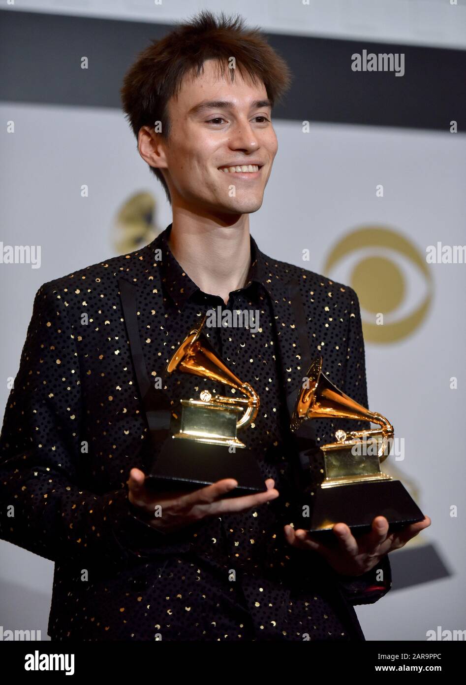 Los Angeles, California, Stati Uniti. 26th gennaio 2020. Jacob Collier appare dietro le quinte con il suo premio per miglior Arrangiamento, strumentale o A Cappella e miglior Arrangiamento, Strumenti e Voce durante il 62nd annuale Grammy Awards tenutosi presso lo Staples Center di Los Angeles domenica 26 gennaio 2020. Foto di Christine Chew/UPI Foto Stock