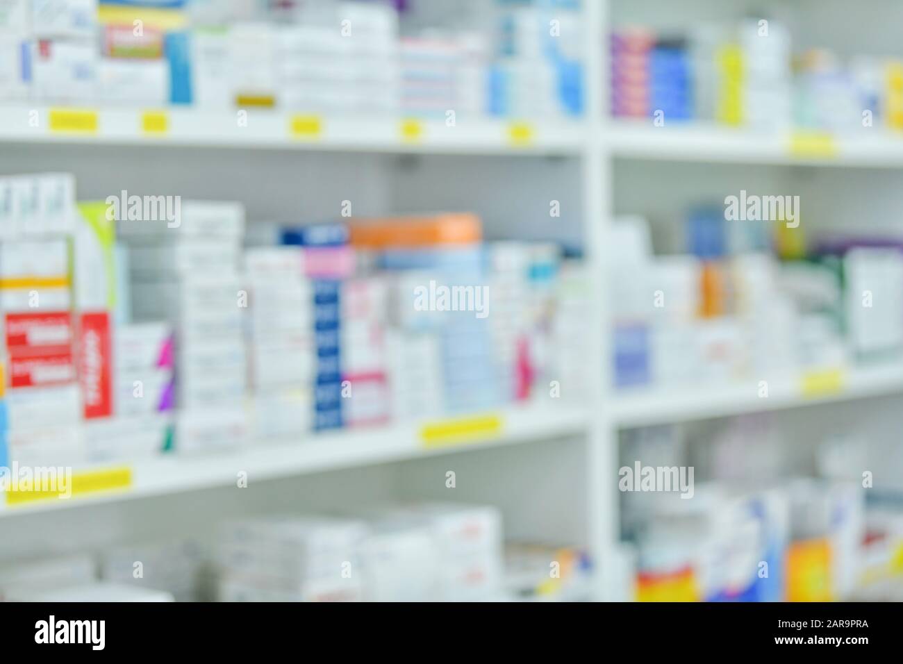 Medicina sugli scaffali interni della farmacia con sfondo sfocato Foto Stock