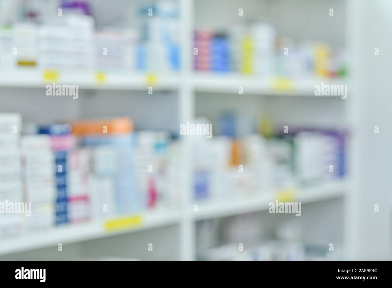 Medicina sugli scaffali interni della farmacia con sfondo sfocato Foto Stock