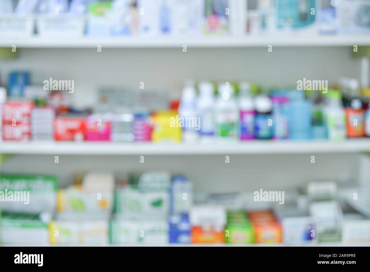 Medicina sugli scaffali interni della farmacia con sfondo sfocato Foto Stock