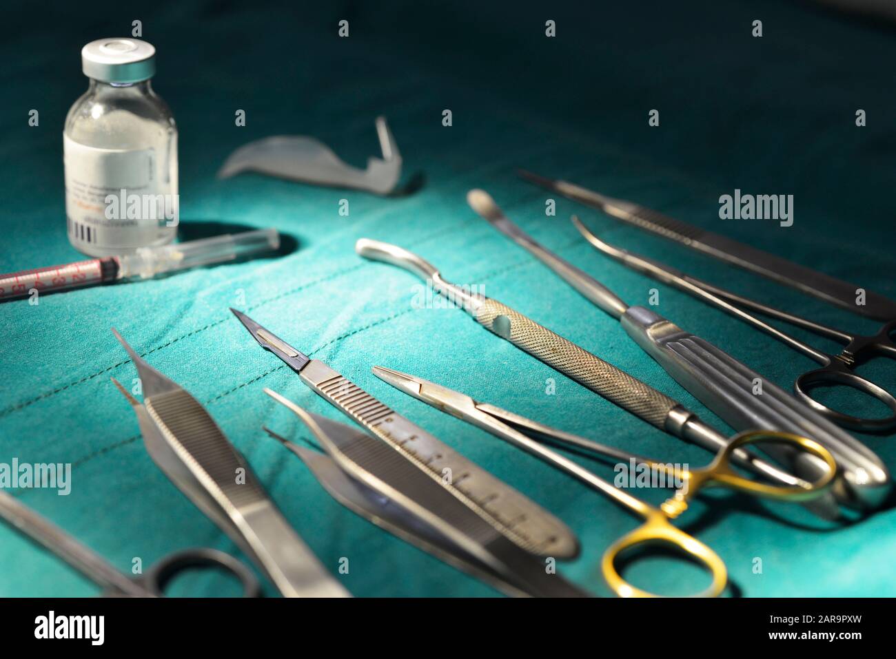 Strumenti chirurgici, impianti nasali in silicone nella sala operatoria. Foto Stock