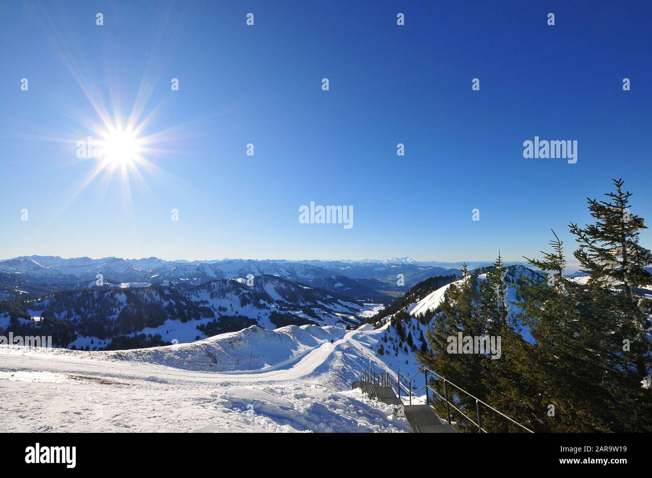 Vista dalla stazione di montagna della Hochgratbahn beri Oberstaufen verso Bregenzer Wald in Austria (a sinistra) e verso la Svizzera con la Sänt Foto Stock