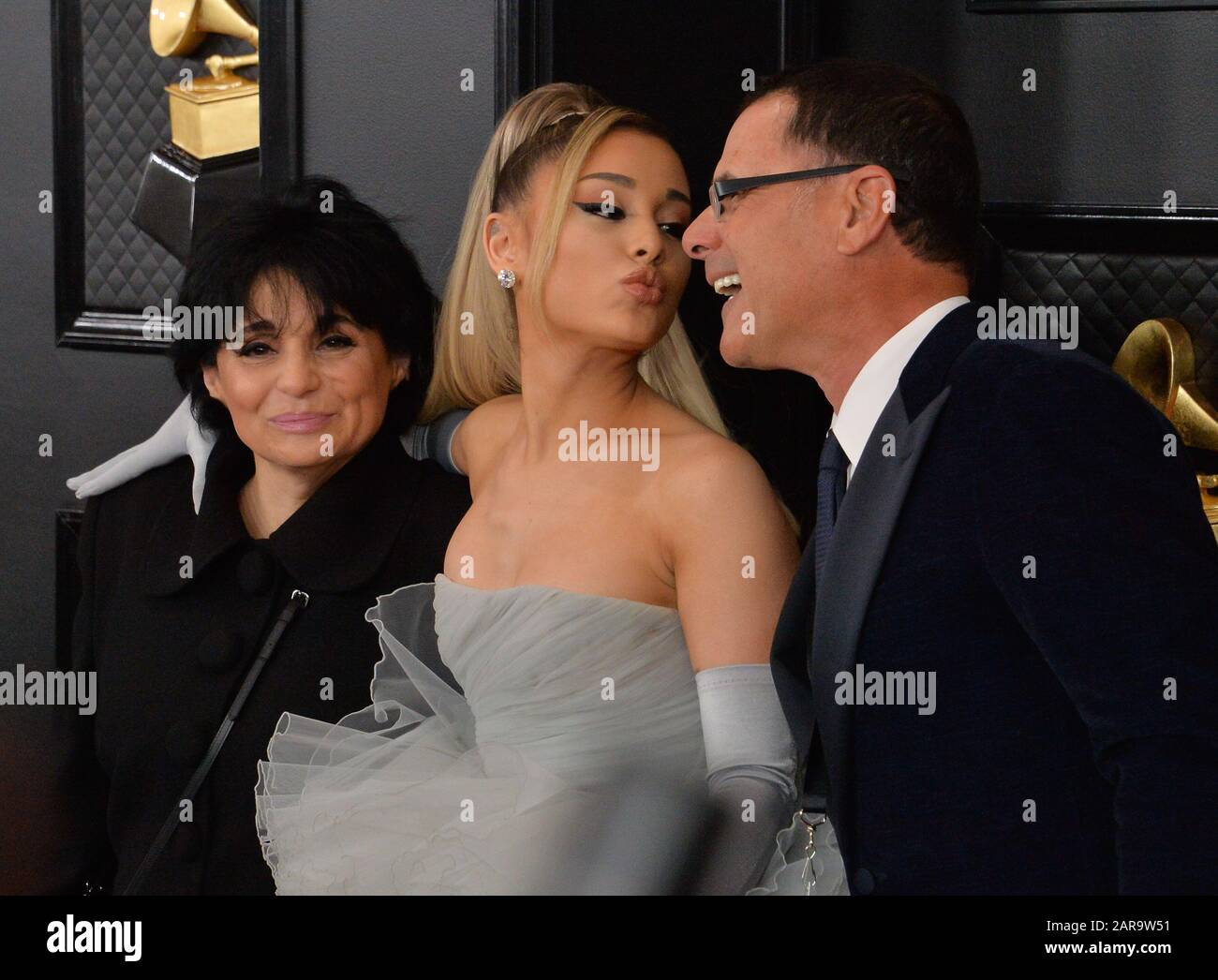 Los Angeles, California, Stati Uniti. 26th gennaio 2020. (L-R) Joan Grande, Ariana Grande e Edward Butera arrivano per i Grammy Awards annuali della 62nd che si sono tenuti presso lo Staples Center di Los Angeles domenica 26 gennaio 2020. Foto di Jim Ruymen/UPI Credit: UPI/Alamy Live News Foto Stock