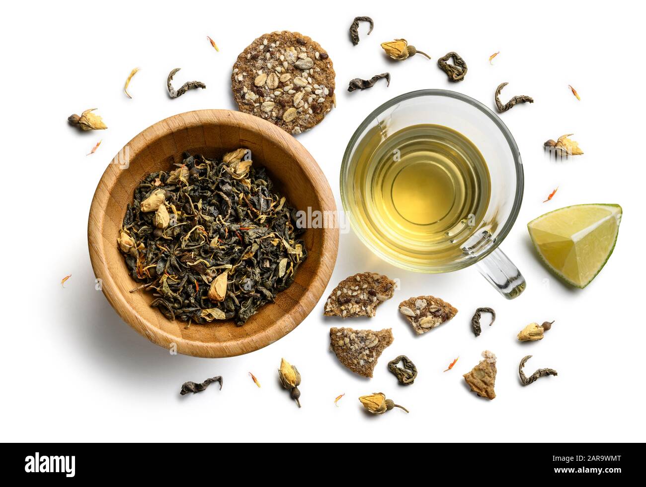 Il tè verde con i sapori naturali e una tazza. Vista dall'alto su sfondo bianco Foto Stock