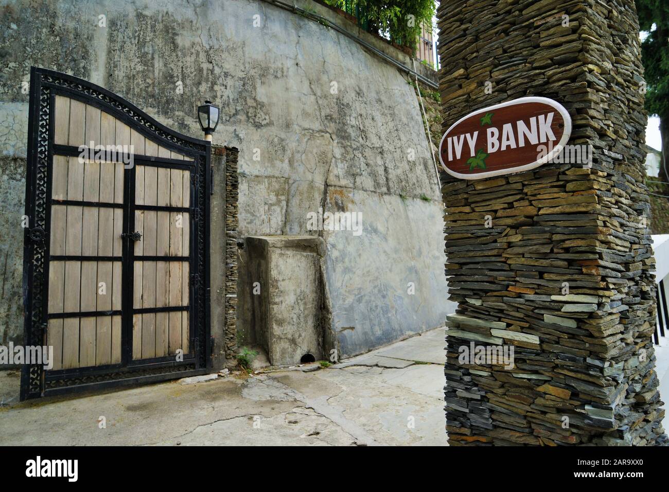Porta D'Ingresso Di Ivy Bank Guest House, Char Dukan, Chakkar Road, Landour, Mussoorie, Uttarakhand, India, Asia Foto Stock
