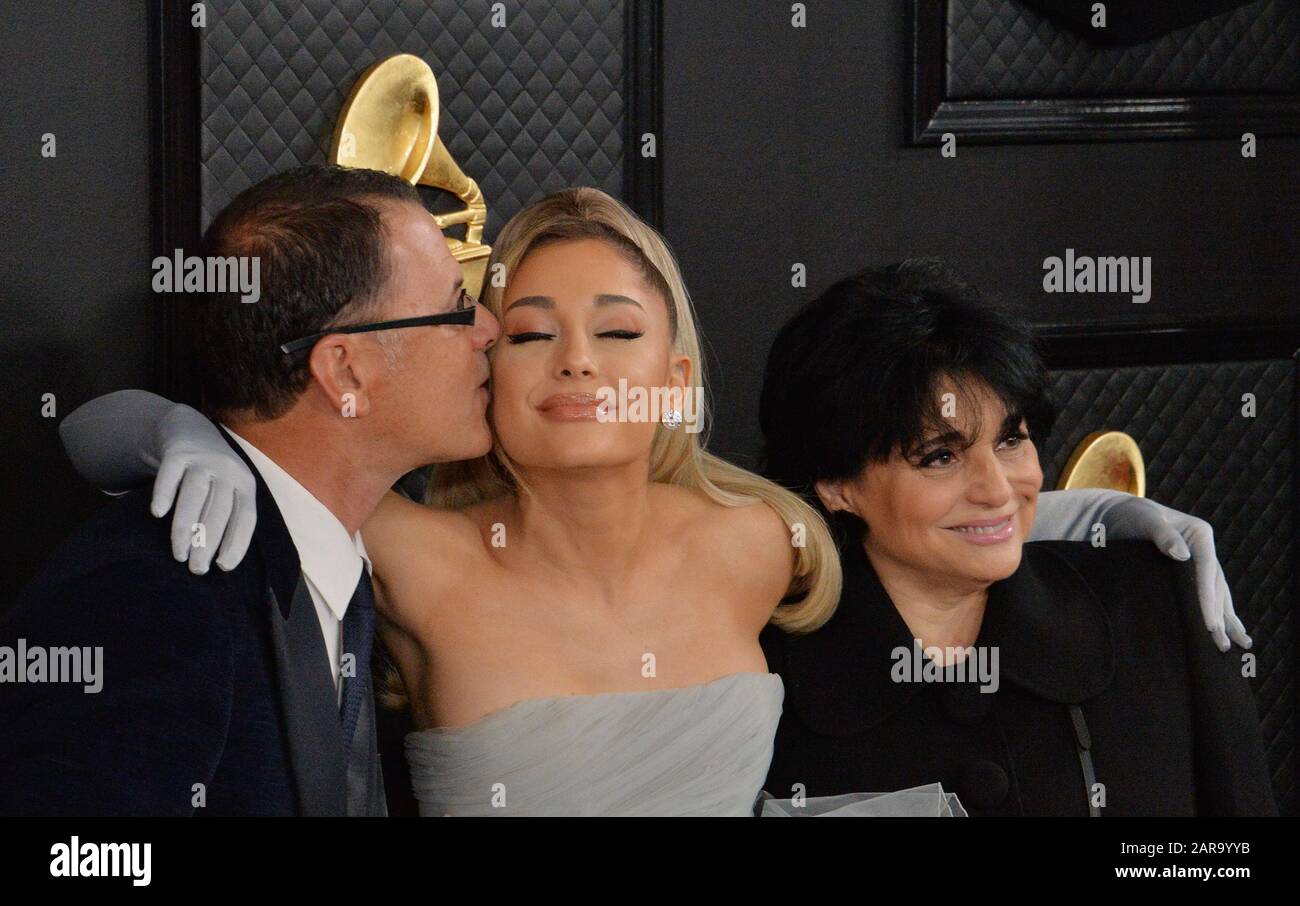 Los Angeles, Stati Uniti. 26th gennaio 2020. Los Angeles, Stati Uniti. 27th Gen 2020. Edward Butera Ariana Grande e Joan Grande arrivano per i Grammy Awards annuali di 62nd a Los Angeles per i Grammy Awards annuali di 62nd che si terranno presso lo Staples Center di Los Angeles domenica 26 gennaio 2020. Foto di Jim Ruymen/UPI Credit: UPI/Alamy Live News Foto Stock