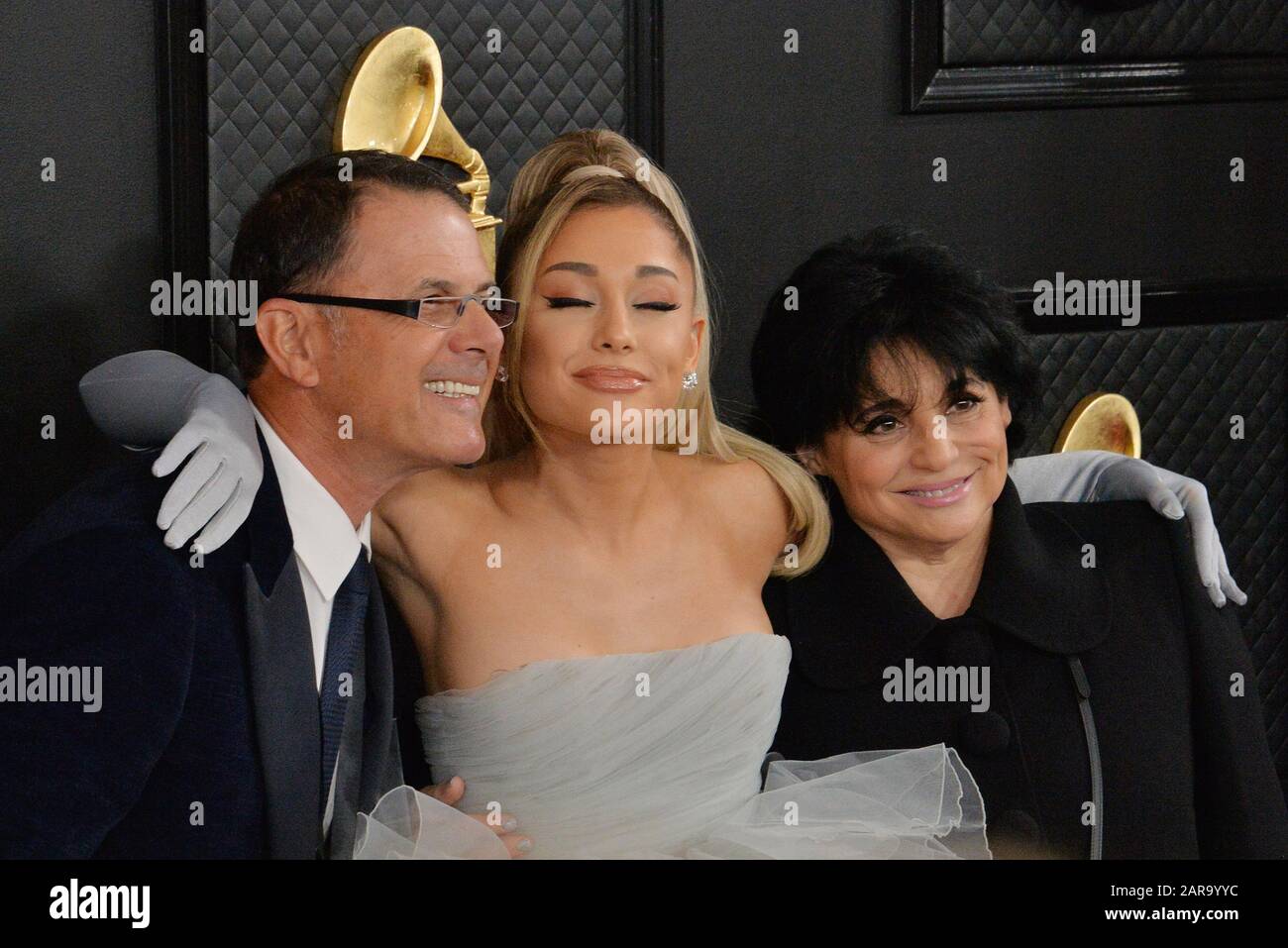 Los Angeles, Stati Uniti. 26th gennaio 2020. Los Angeles, Stati Uniti. 27th Gen 2020. Edward Butera Ariana Grande e Joan Grande arrivano per i Grammy Awards annuali di 62nd a Los Angeles per i Grammy Awards annuali di 62nd che si terranno presso lo Staples Center di Los Angeles domenica 26 gennaio 2020. Foto di Jim Ruymen/UPI Credit: UPI/Alamy Live News Foto Stock