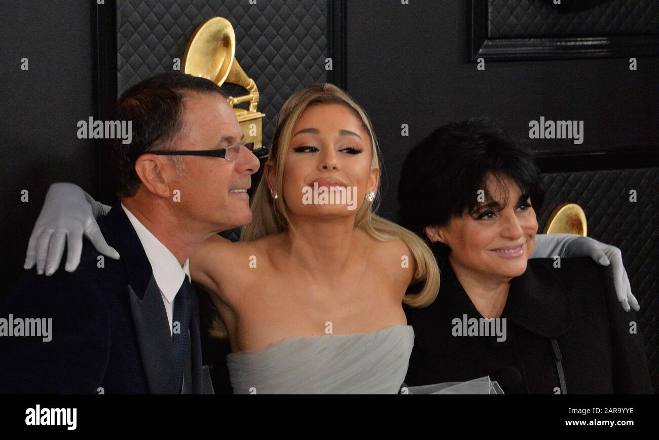 Los Angeles, Stati Uniti. 26th gennaio 2020. Los Angeles, Stati Uniti. 27th Gen 2020. Edward Butera Ariana Grande e Joan Grande arrivano per i Grammy Awards annuali di 62nd a Los Angeles per i Grammy Awards annuali di 62nd che si terranno presso lo Staples Center di Los Angeles domenica 26 gennaio 2020. Foto di Jim Ruymen/UPI Credit: UPI/Alamy Live News Foto Stock