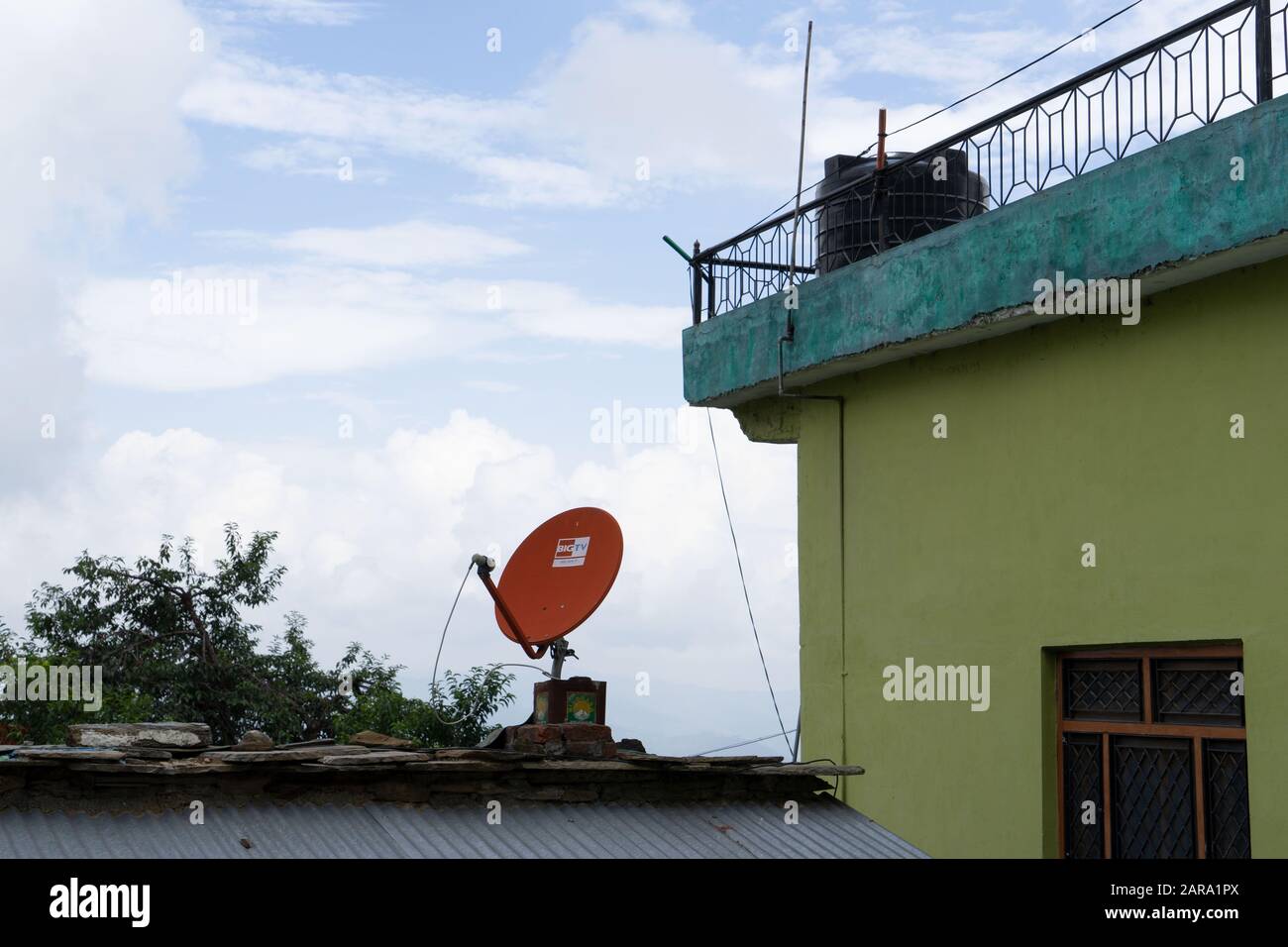 Antenna parabolica TV sulla terrazza di casa, Almora, Uttarakhand, India, Asia Foto Stock