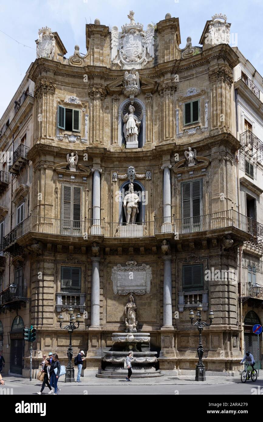 Edificio storico con architettura barocca, Piazza quattro Canti, Palermo, Sicilia, Italia Foto Stock