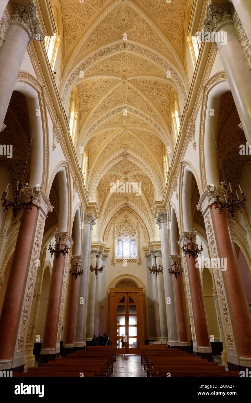 Navata, volta a botte con stucchi, vista interna, Duomo di Napoli, Erice, Sicilia, Italia Foto Stock