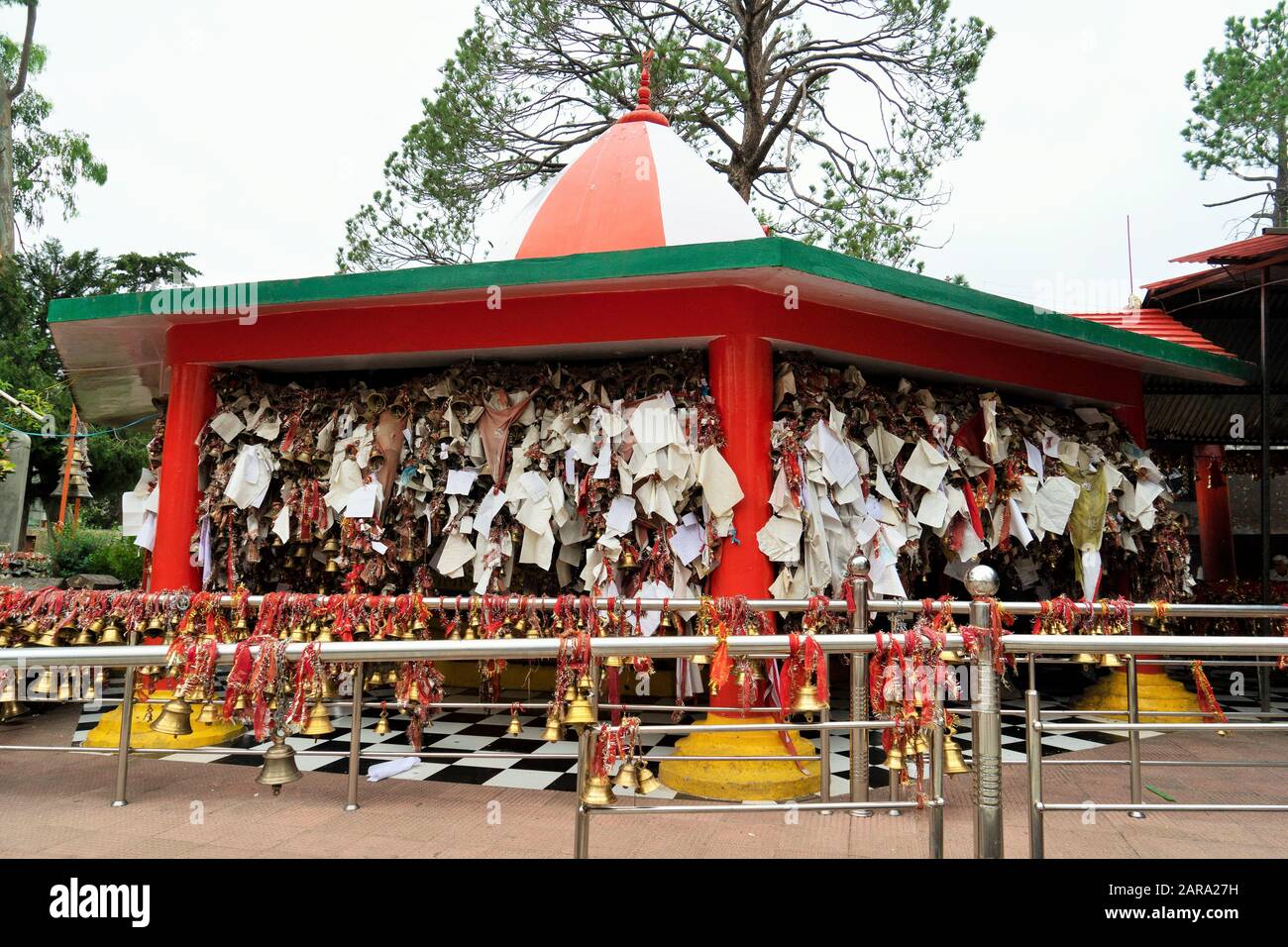 Chitai Golu Devta Bell Temple, Almora, Uttarakhand, India Foto Stock Chitai Golu Devta Bell Temple, Almora, Uttarakhand, India Foto Stock