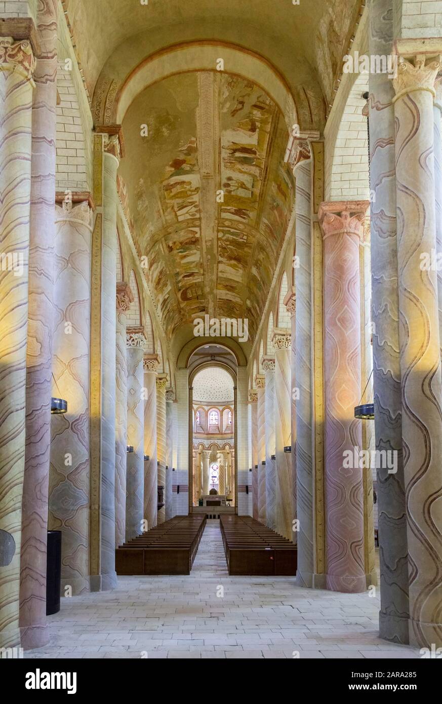 Navata con affresco a soffitto intorno al 1100, chiesa abbaziale, Saint-Savin, dipartimento Vienne, Francia Foto Stock
