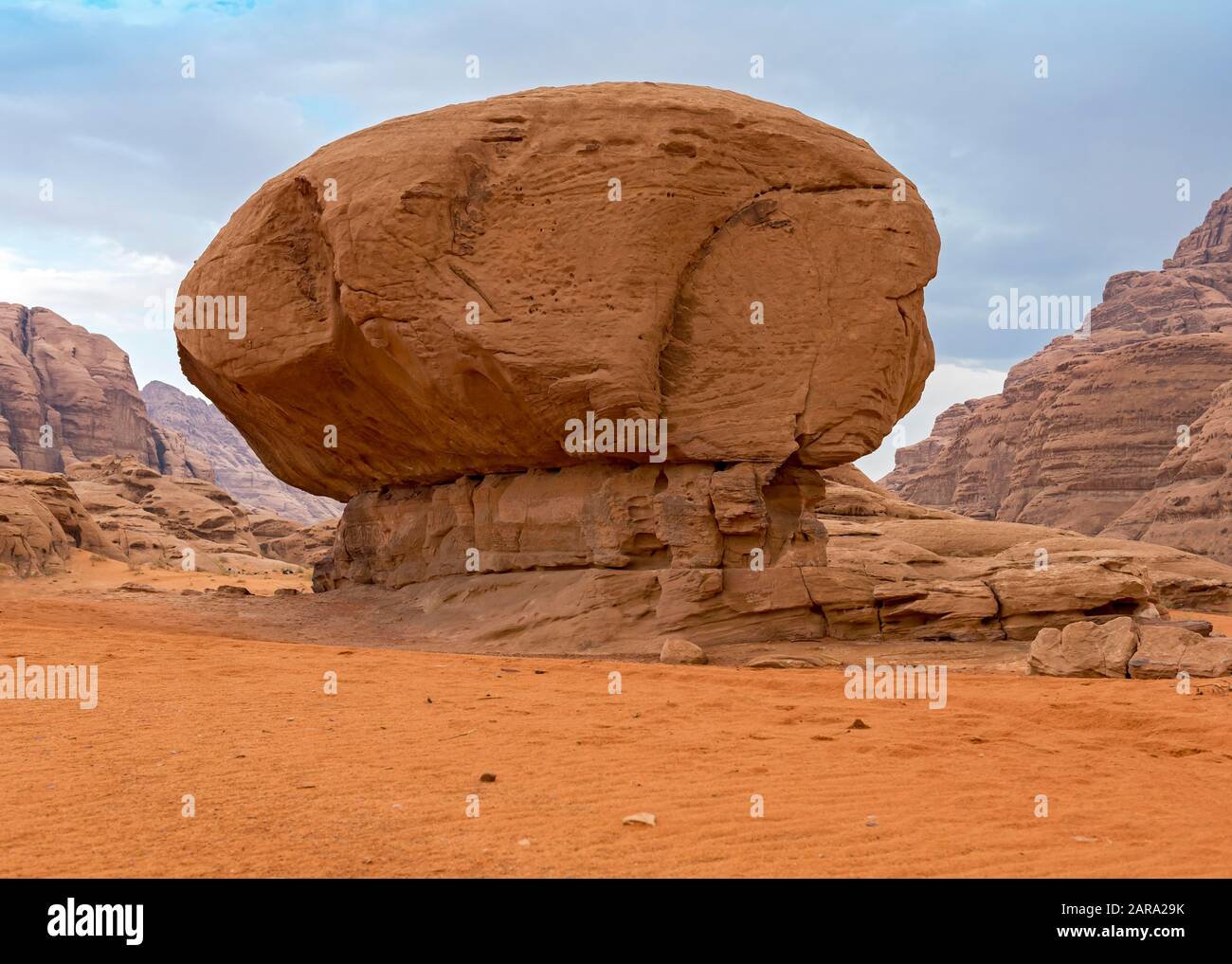 Fungo Rock Formazione, Wadi Rum Desert, Giordania Foto Stock