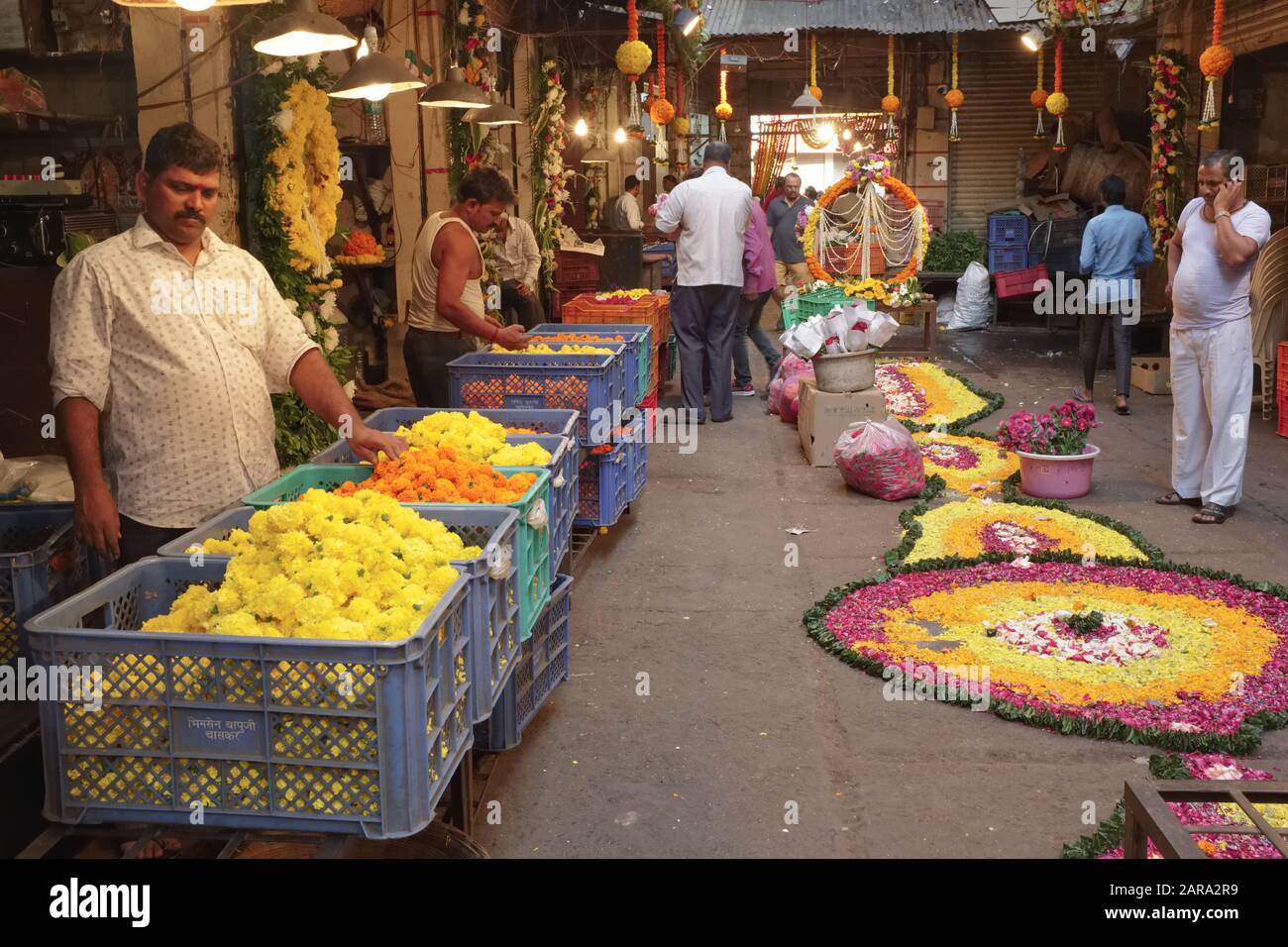 All'interno Phool Gulli (Flower Lane), Bhuleshwar, Mumbai, India, una corsia di mercato specializzata in fiori e ghirlande, acquistato per il culto indù Foto Stock