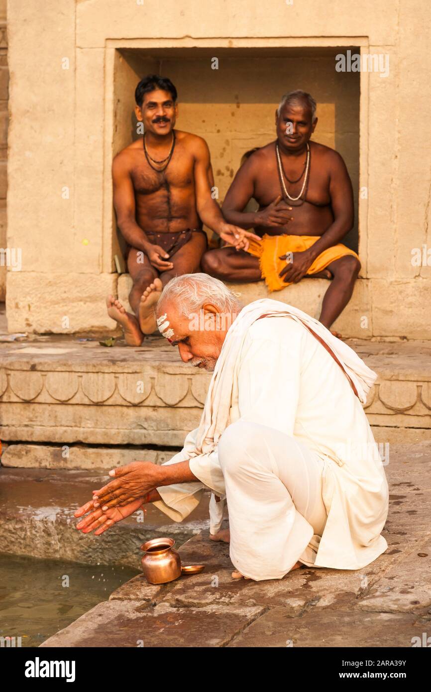 Al mattino, l'uomo che si lava ai ghats del fiume santo di Gange, anche il fiume di Ganga, Varanasi anche Benares, Banaras, Uttar Pradesh, India, Asia del sud, Asia Foto Stock