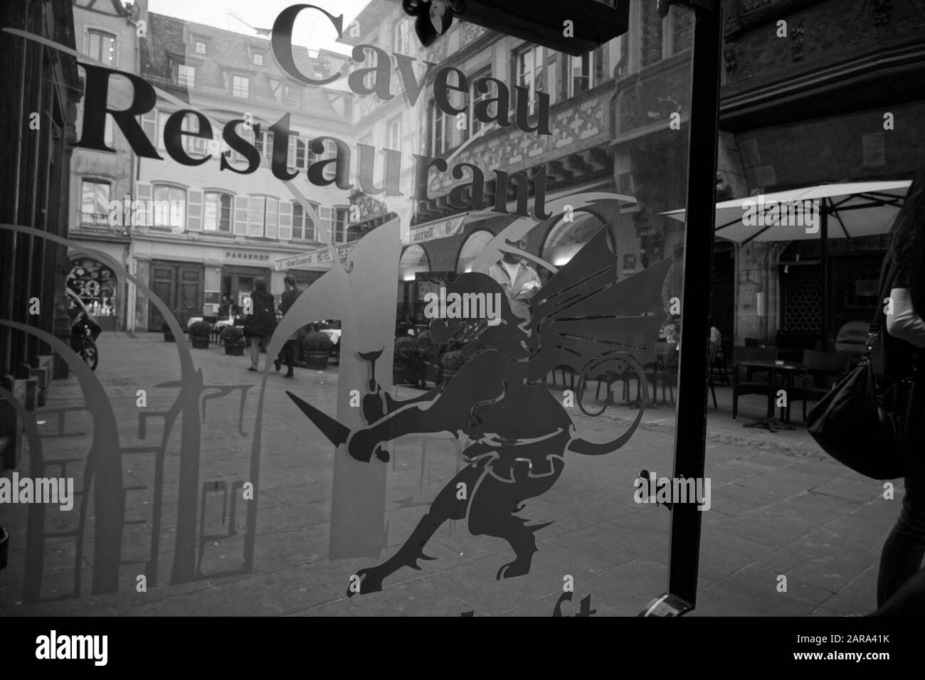 Caveau Gurtlerhoft ristorante, finestra di vetro, Strasburgo, Alsazia, Francia, Europa Foto Stock