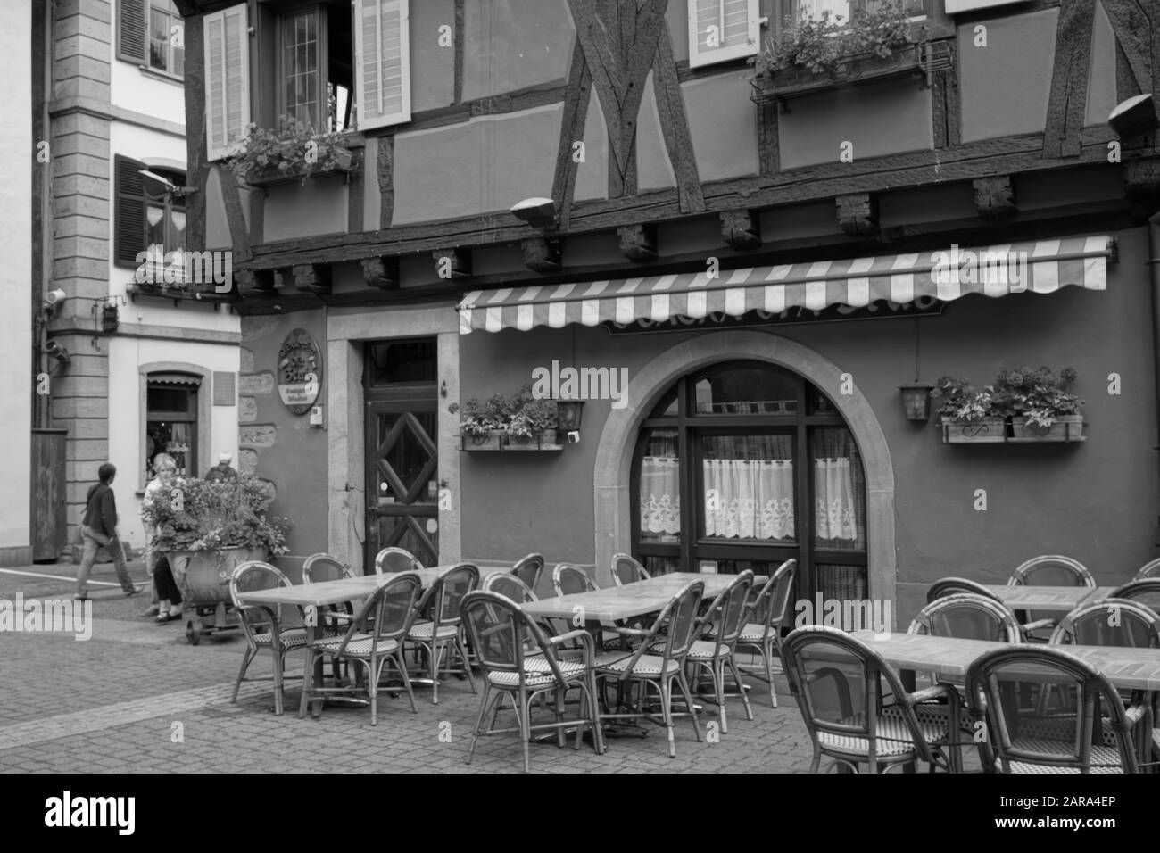 Brasserie, Ristorante, Strada Acciottolata, Riquewihr, Alsazia, Francia, Europa Foto Stock