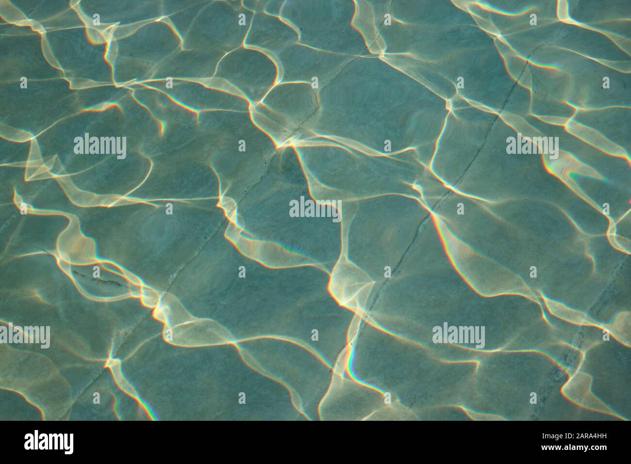 Bella superficie d'acqua che riflette con la luce del sole per sfondo o banner Foto Stock