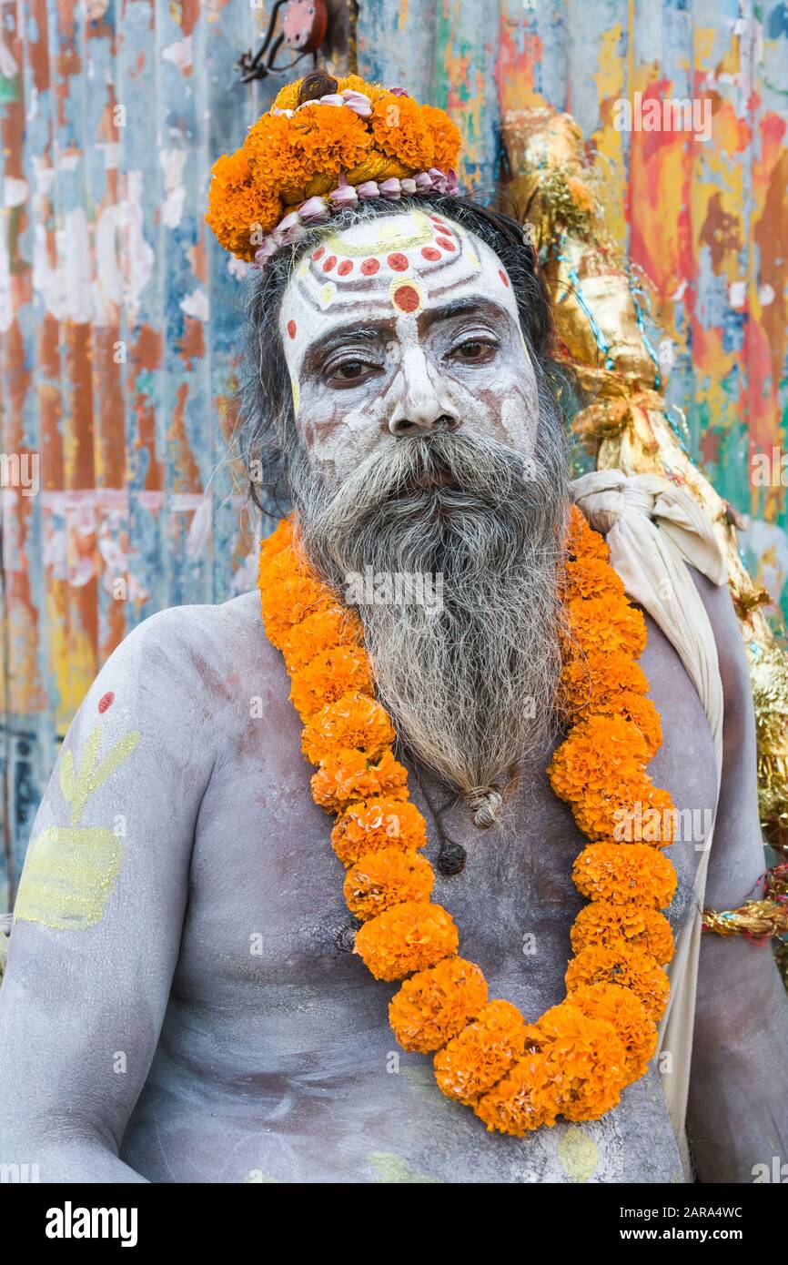 Un Sadhu, santo ascetico uomo, particolarmente monaco, ai ghats del fiume Gange, anche il fiume Ganga, Varanasi anche Benares, Banaras, Uttar Pradesh, India, Foto Stock