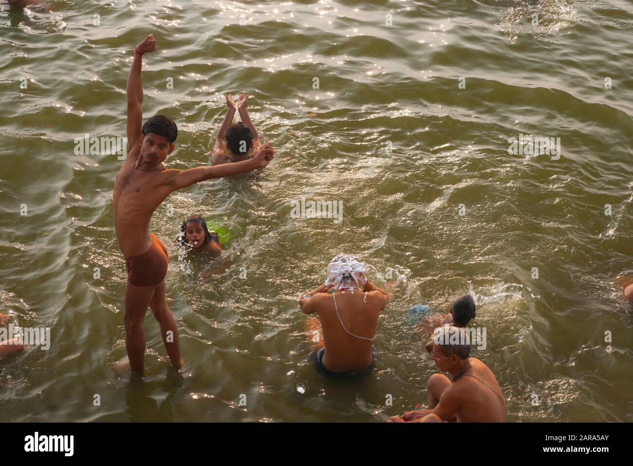 Uomini che bagnano di mattina, ai ghats del fiume santo di Gange, anche il fiume di Ganga, Varanasi anche Benares, Banaras, Uttar Pradesh, India, Asia del sud, Asia Foto Stock