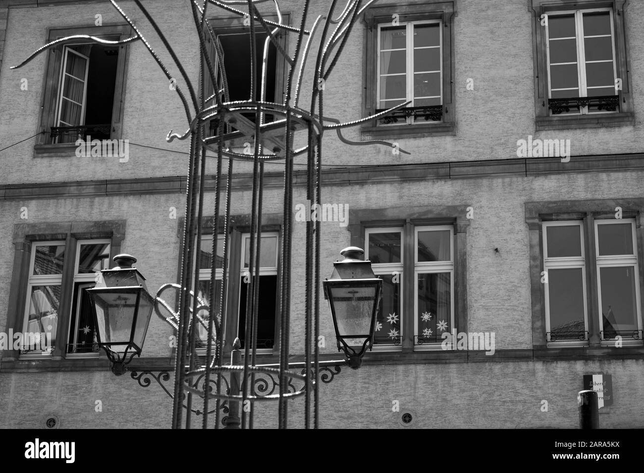 Scultura In Metallo, Lampade Antiche, Colmar, Alto Reno, Grand Est, Francia, Europa Foto Stock