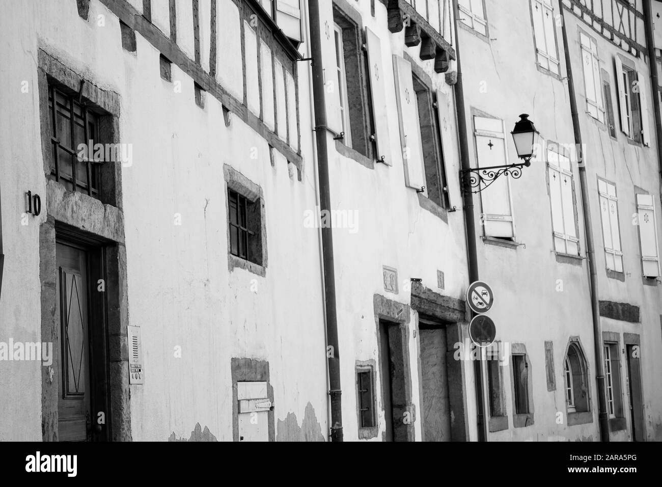 Vecchia lampada stradale, nuovo segno di parcheggio, Colmar, Alto Reno, Grand Est, Francia, Europa Foto Stock