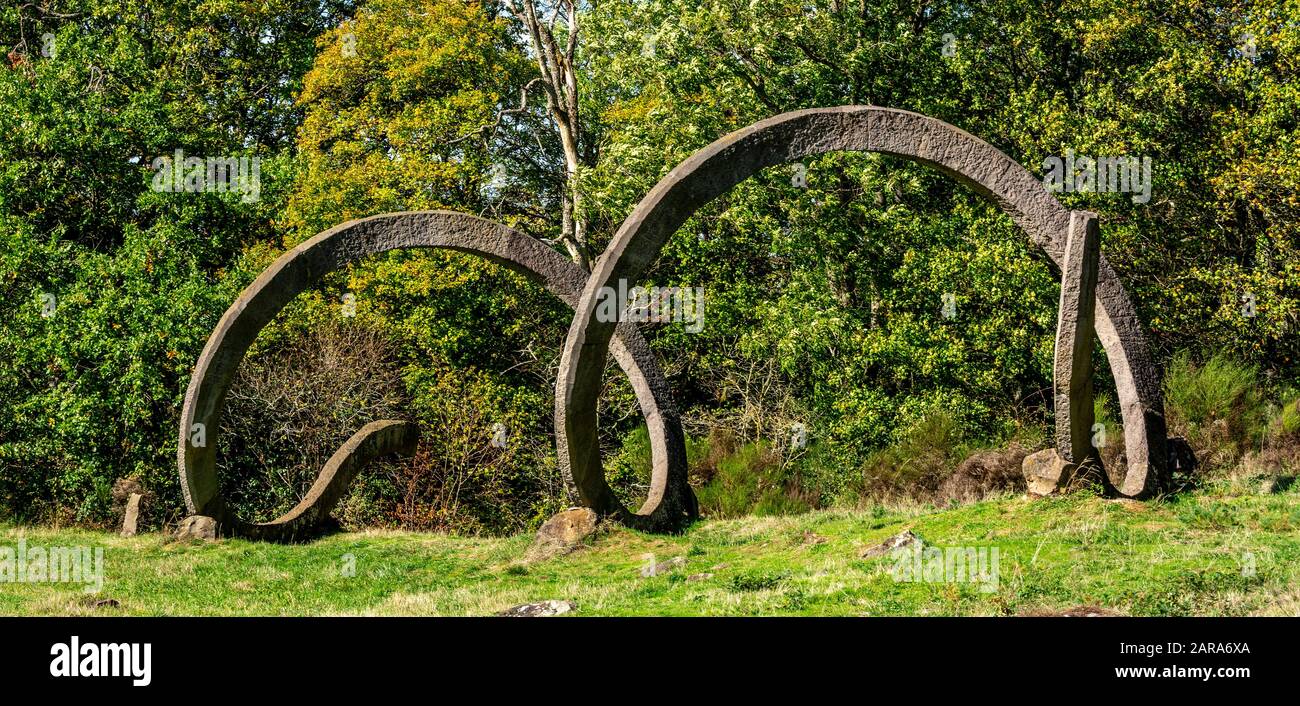 Chapdes-Beaufort. Le Chemin Fais'Art . Sculture di Gilles Perez in pietra Volvic Foto Stock