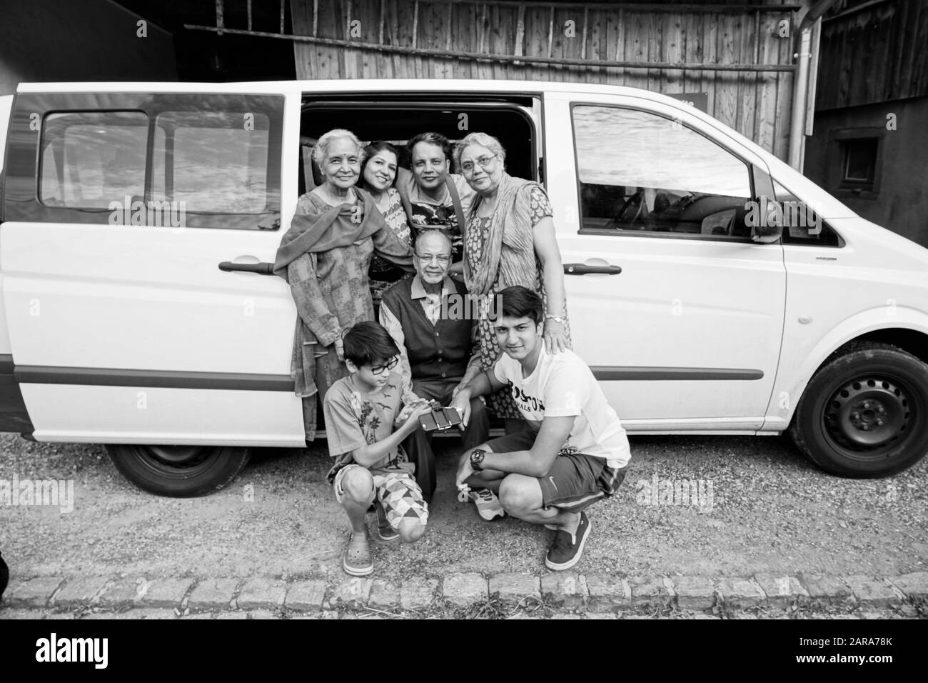 Famiglia indiana tre generazioni in vacanza, Colmar, Grand Est, Alsazia, Francia, Europa, MR#313 Foto Stock