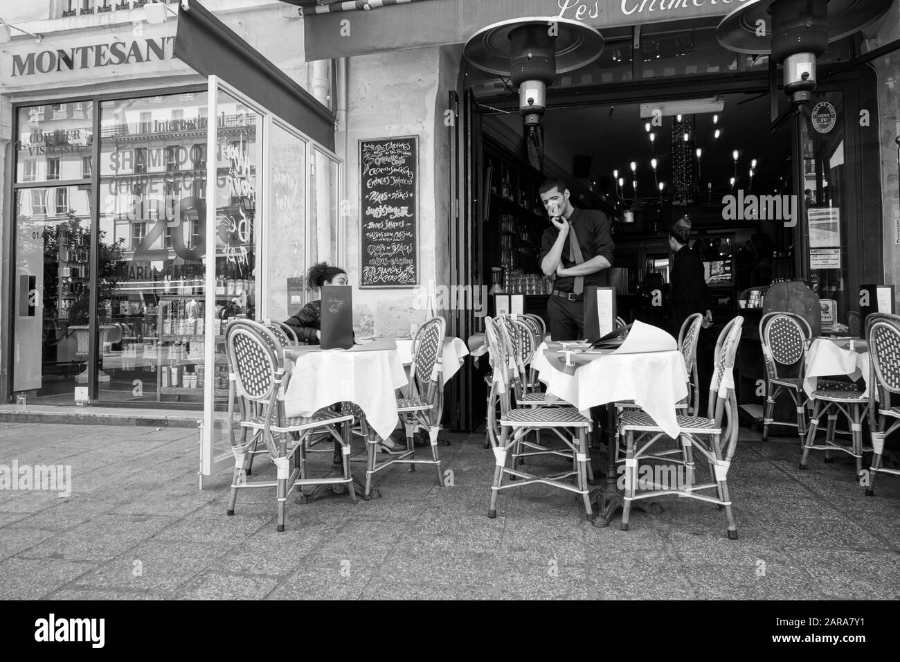 Cafe On Pavement, Rue Saint Antoine, Parigi, Francia, Europa Foto Stock