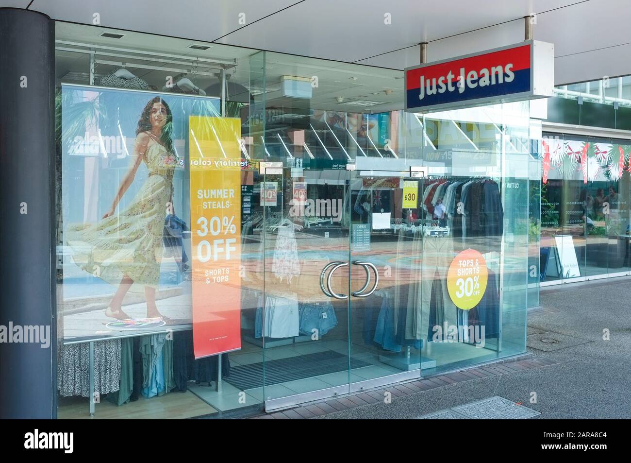 Un negozio Chiuso Di Jeans a Darwin, Australia. Foto Stock