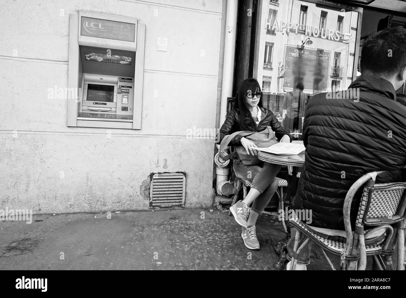 LCL ATM, automatica Teller Machine, Cafe on Pavement, Parigi, Francia, Europa Foto Stock