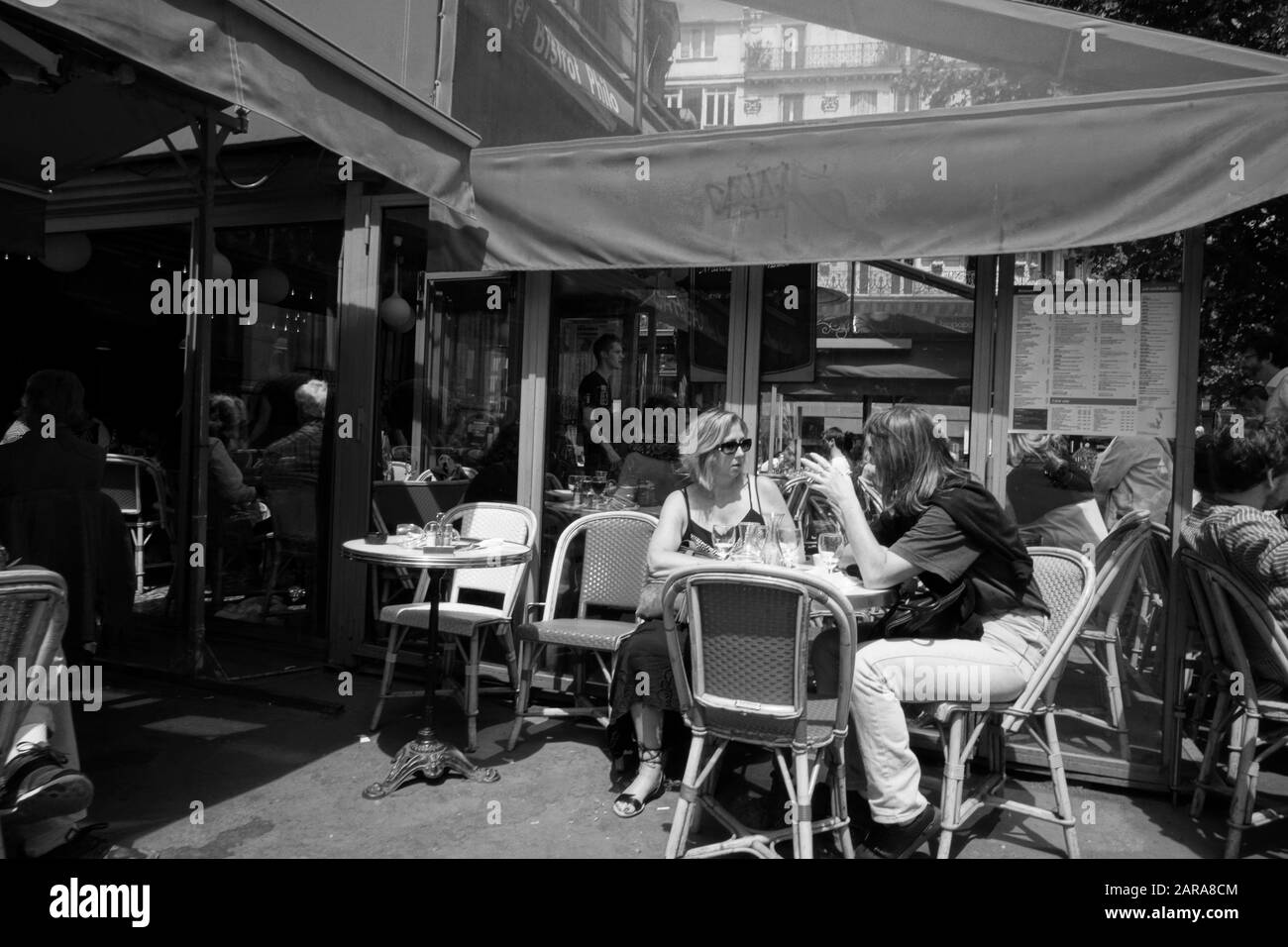 Uomini e donne seduti, Cafe on Pavement, Parigi, Francia, Europa Foto Stock