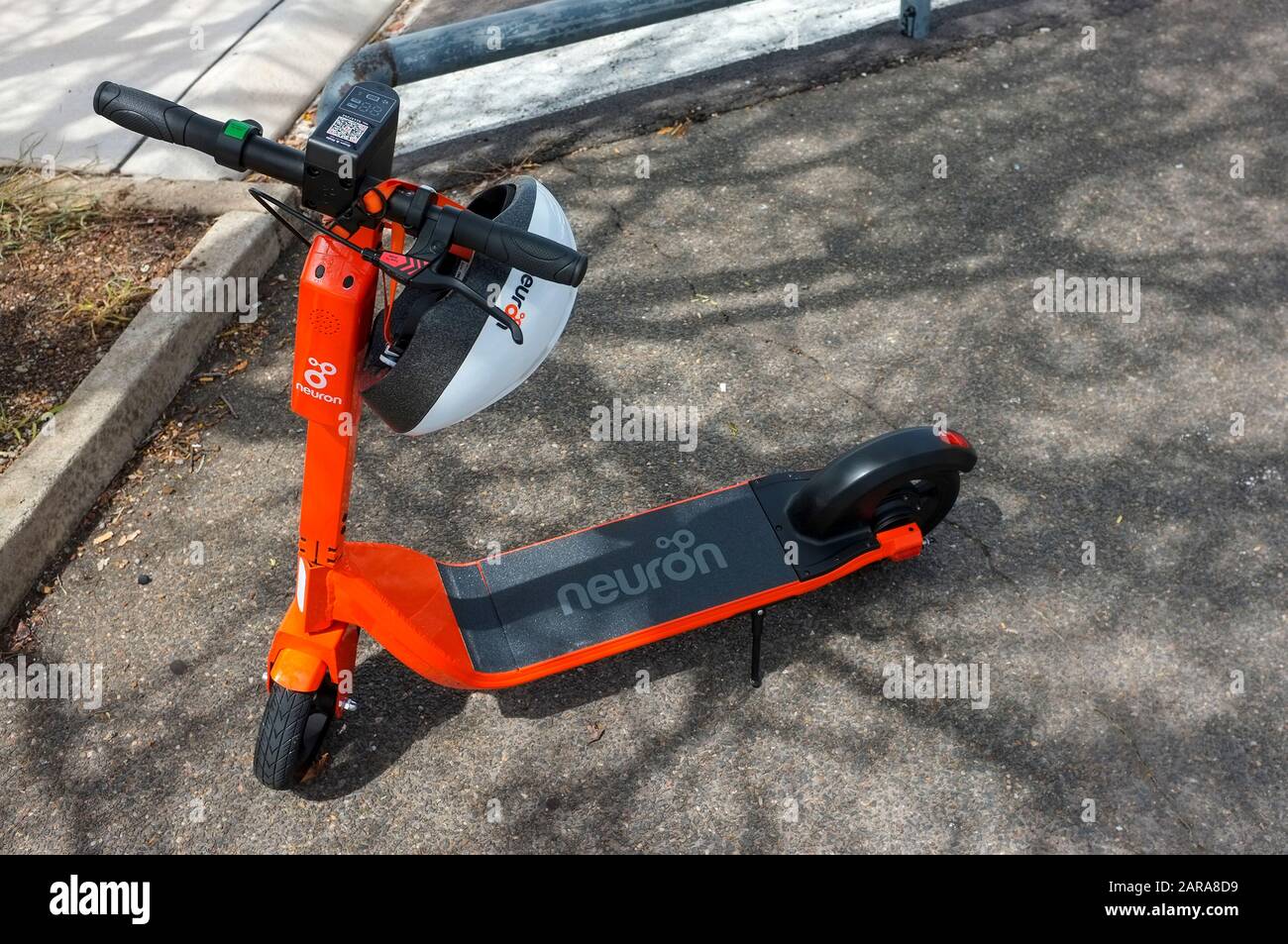 Uno scooter elettrico Neurone nella città di Darwin, territorio del Nord, Australia. Foto Stock