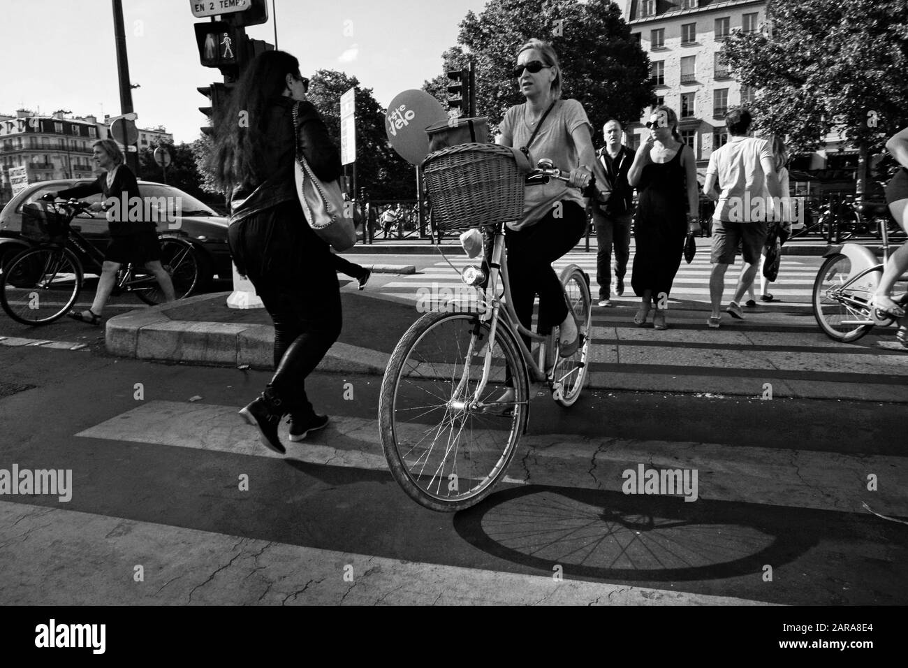 Donna shopping attraversando la strada in bicicletta, Parigi, Francia, Europa Foto Stock